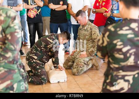 Le sergent de l'armée américaine. Jaryd Copley, 405e Bataillon des affaires civiles, et Philippine soldats présentent les procédures adéquates pour la RCR au cours d'un échange d'experts en la matière pour Balikatan 2017 au Fort Magsaysay à Santa Rosa, Nueva Ecija, le 4 mai 2017. Cette formation permet à nos forces armées et les civils de sauver des vies et atténuer les souffrances humaines au cours des crises. Un rapport annuel est Balikatan U.S-exercice militaire bilatérale des Philippines a porté sur une grande variété de missions, y compris l'aide humanitaire, les secours en cas de catastrophe, et le terrorisme. Banque D'Images