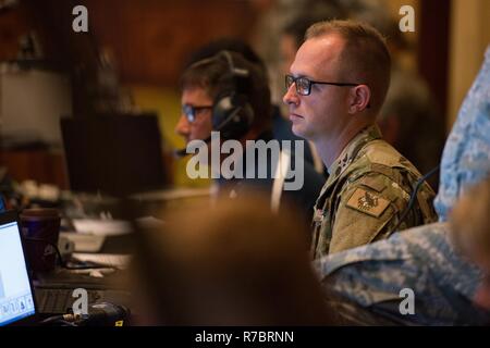 Airman Senior Zachary Hart, 137e Escadre d'opérations spéciales de la technologie de l'information spécialiste réseau, prépare une vidéoconférence au cours de la Garde nationale aérienne 2017 Leadership Conference au Centre National pour le développement des employés Centre de conférence, Norman, Oklahoma, le 9 mai, 2017. La conférence sur le leadership, assisté par les officiers généraux, adjudants généraux, commandants d'escadre, chefs et directeurs de commande de l'ensemble du personnel de 54 États et territoires des États-Unis, l'accent sur les plus importants, la protection et le soutien de la Garde côtière canadienne du 21e siècle Airman. Banque D'Images