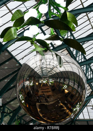 Les décorations de Noël, le gui et babioles à Covent Garden Apple Market, London, UK, Noël 2018 Banque D'Images