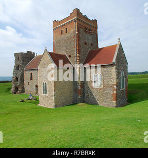 Phare romain et l'Église anglo-saxonne 'St. Marie dans Castro' dans le château de Douvres, Kent Banque D'Images