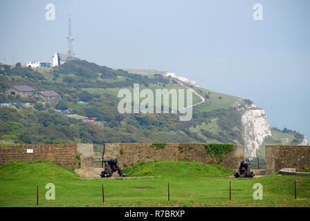 Les falaises blanches de Douvres sont des falaises qui font partie de la côte anglaise face au détroit de Douvres et la France. Douvres est une ville et grand traversier po Banque D'Images