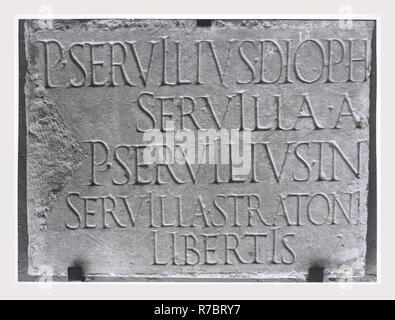 Latium Frosinone Veroli S. Maria Salomé, c'est mon l'Italie, l'Italie Pays de l'histoire visuelle, l'architecture médiévale, la sculpture architecturale, pierre reliquaire, fresques, fragments d'inscription. Selon la tradition, l'église et crype ci-dessous a été construit en 1209 pour abriter les reliques de la Mère des Apôtres Jacques et Jean. La structure a été restaurée dans la période médiévale 1350 après un tremblement de terre. L'architecture médiévale, sculpture architecture, sculpture, peinture, décoration de plafond en stuc. L'intérieur et l'extérieur de l'église ont été en grande partie restaurée au 18e siècle. Triptyque o Banque D'Images