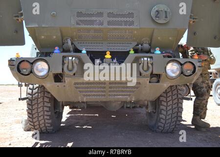 Un lanceur21, affecté à une batterie, 2e bataillon du 130e Régiment d'artillerie de la Garde nationale du Kansas, autrement connu sous le nom de "rubber Ducky" a tous ses canards dans une rangée pour l'entraînement à Orogrande, N.M., 4 mai 2017. Souvent, les soldats leur nom des lance-roquettes. Banque D'Images