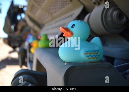 Un lanceur21, affecté à une batterie, 2e bataillon du 130e Régiment d'artillerie de la Garde nationale du Kansas, autrement connu sous le nom de "rubber Ducky" a tous ses canards dans une rangée pour l'entraînement à Orogrande, N.M., 4 mai 2017. Souvent, les soldats leur nom des lance-roquettes. Banque D'Images