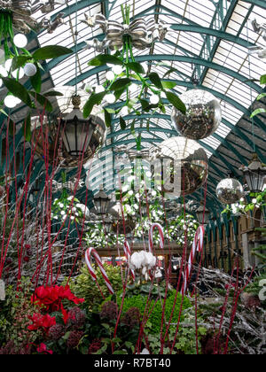 Les décorations de Noël, le gui et babioles à Covent Garden Apple Market, London, UK, Noël 2018 Banque D'Images