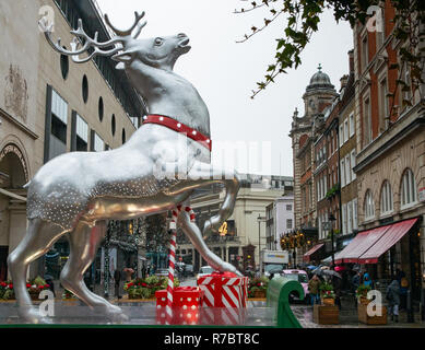 Les décorations de Noël, le gui et babioles à Covent Garden Apple Market, London, UK, Noël 2018 Banque D'Images