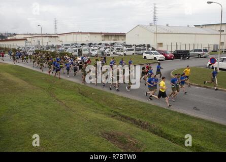 Les Marines américains avec la Compagnie Bravo, l'Administration centrale et de l'appui du Corps des Marines, du bataillon du Pacifique (Installation) MCIPAC-Marine Corps Base Camp Butler, prendre part à une course de 5 km memorial sur Camp Foster, Okinawa, Japon, le 12 mai 2017. La course était en mémoire de Cpl. Sarah Medina, lutter contre le photographe et lance le Cpl. Jacob Hug, lutter contre le caméraman avec MCIPAC ; Capitaine de la Caméra de combat Dustin R. Lukaswicz un UH-1Y Venom pilote et officier de sécurité de l'aviation, le Capitaine Christopher L. Norgren un UH-1Y Venom pilote, le Sgt. Ward M. Johnson un hélicoptère UH-1Y Venom et le sergent-chef. Eric M. Seaman un hélicoptère UH-1Y crew chief of Vengeance Banque D'Images