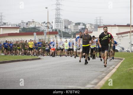 Les Marines américains et les membres de la famille dont le siège et l'appui du Corps des Marines, du bataillon du Pacifique (Installation) MCIPAC-Marine Corps Base Camp Butler prendre part à une course de 5 km memorial sur Camp Foster, Okinawa, Japon, le 12 mai 2017. La course était en mémoire de Cpl. Sarah Medina, lutter contre le photographe et lance le Cpl. Jacob Hug, lutter contre le caméraman avec MCIPAC ; Capitaine de la Caméra de combat Dustin R. Lukaswicz un UH-1Y Venom pilote et officier de sécurité de l'aviation, le Capitaine Christopher L. Norgren un UH-1Y Venom pilote, le Sgt. Ward M. Johnson un hélicoptère UH-1Y Venom et le sergent-chef. Eric M. Seaman un hélicoptère UH-1Y crew chief de Vengea Banque D'Images