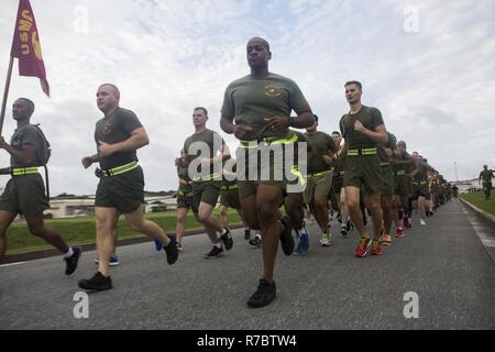 Les Marines américains avec la Compagnie Alpha, le siège et l'appui du Corps des Marines, du bataillon du Pacifique (Installation) MCIPAC-Marine Corps Base Camp Butler prendre part à une course de 5 km memorial sur Camp Foster, Okinawa, Japon, le 12 mai 2017. La course était en mémoire de Cpl. Sarah Medina, lutter contre le photographe et lance le Cpl. Jacob Hug, lutter contre le caméraman avec MCIPAC ; Capitaine de la Caméra de combat Dustin R. Lukaswicz un UH-1Y Venom pilote et officier de sécurité de l'aviation, le Capitaine Christopher L. Norgren un UH-1Y Venom pilote, le Sgt. Ward M. Johnson un hélicoptère UH-1Y Venom et le sergent-chef. Eric M. Seaman un hélicoptère UH-1Y crew chief of Vengeance Banque D'Images