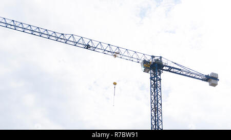 Grue isolés, des grues sur Ciel bleu avec des nuages pour la construction , bâtiment , Immobilier , constructeur ou Entrepreneur par Ilarion Ananiev Banque D'Images