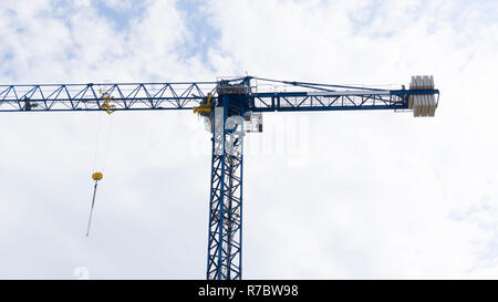 Grue isolés, des grues sur Ciel bleu avec des nuages pour la construction , bâtiment , Immobilier , constructeur ou Entrepreneur par Ilarion Ananiev Banque D'Images