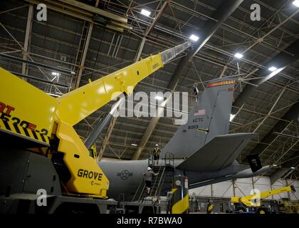 Les députés de la 97e Direction de maintenance sécuriser un aileron vertical d'une U.S. Air Force KC-135 Stratotanker ravitaillement en vol, le 10 mai 2017, la Société en commandite Altus Air Force Base, Texas. Les responsables des partenariats avec Tinker AFB pour produire la pièce nécessaire à la réparation du KC-135. Cette opération s'est produit une seule fois au cours des quatre dernières années. Banque D'Images