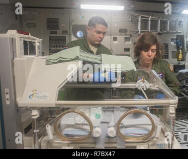 Le sergent de l'US Air Force. Angel Figueroa, 18e Escadron d'opérations médicales, technicien (à gauche) et le lieutenant-colonel de l'US Air Force Leslie Wood, 18e Escadron de l'évacuation de l'aérospatiale de l'ouest chef de l'Armée de l'air Pacifique soins critiques de l'équipe transport aérien, plier les couvertures médicales 13 mai 2017, à Kadena Air Base, au Japon. Le 18ème AES se déploie, établit et exploite les éléments d'un système d'évacuation aéromédicale du théâtre, y compris une scène mobile, l'installation de commande et de contrôle d'évacuation et de l'équipage dans le monde entier pour des tâches. Banque D'Images