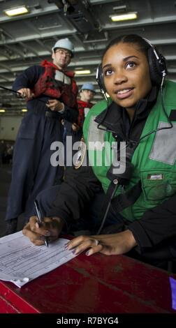 Océan Pacifique (le 13 mai 2017) Seaman Rashon, Marshall de Kansas City, Mo., palette records chiffres transfert à bord de la classe Nimitz porte-avions USS Carl Vinson (CVN 70) au cours d'une reconstitution en cours évolution avec la commande de transport maritime militaire Lewis et Clark-classe de marchandises et de munitions ship USNS Wally Schirra (T-AKE 8) dans l'ouest de l'océan Pacifique. La Marine américaine a patrouillé les Indo-Asia-Pacifique couramment pour plus de 70 ans la promotion de la paix et la sécurité régionales. Banque D'Images