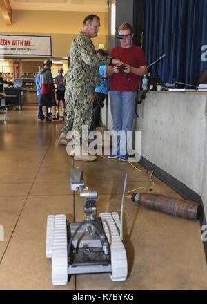 SPOKANE, Washington (15 mai 2017) Chef des explosifs et des munitions (NEM) Roy Technicien Vanek, un natif de Spokane, jointe à l'élimination des explosifs et munitions Groupe 1 aide à démontrer le fonctionnement à distance d'un robot NEM pendant une semaine Marine Spokane affichage statique. Depuis 2005, le programme de la Semaine de la marine a été le principal effort de sensibilisation de la Marine dans des régions du pays sans une importante présence de la marine, avec 195 semaines de la marine tenue à 71 villes des États-Unis. Le programme est conçu pour aider les Américains comprennent que leur marine est déployée à travers le monde, à toute heure, prêt à de Banque D'Images