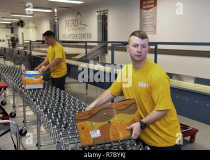 SPOKANE, Washington (15 mai 2017) l'entretien des Administrationman Airman Tchad Callahan (avant), à partir de Port Jefferson, N.Y., et maître de Manœuvre 2e classe Robert Montgomery, de Benicia, Californie, tous deux affectés à l'USS Constitution, pack de produire à 2e Harvest Food Bank pour un projet de service communautaire au cours de la Semaine de la Marine de Spokane. Depuis 2005, le programme de la Semaine de la marine a été le principal effort de sensibilisation de la Marine dans des régions du pays sans une importante présence de la marine, avec 195 semaines de la marine tenue à 71 villes des États-Unis. Le programme est conçu pour aider les Américains comprennent que leur Banque D'Images