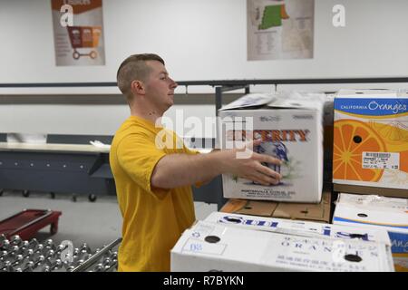 SPOKANE, Washington (15 mai 2017) l'entretien des Administrationman Airman Tchad Callahan (avant), à partir de Port Jefferson, N.Y., affectés à l'USS Constitution, packs de produire à 2e Harvest Food Bank au cours d'un projet de service communautaire pour la Semaine de la Marine de Spokane. Depuis 2005, le programme de la Semaine de la marine a été le principal effort de sensibilisation de la Marine dans des régions du pays sans une importante présence de la marine, avec 195 semaines de la marine tenue à 71 villes des États-Unis. Le programme est conçu pour aider les Américains comprennent que leur marine est déployée à travers le monde, à toute heure, prêt à défendre Americ Banque D'Images