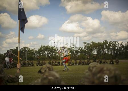 BASE DE L'armée australienne ROBORTSON BARRACKS, Australie - l'armée américaine et de la masse des soldats de la Force d'autodéfense japonaise posent pour une photo avec les artistes australiens autochtones après une cérémonie de bienvenue à l'autre le 16 mai 2017. Les deux services pourront rejoindre les Marines américains avec une force de rotation Maritime Darwin et les soldats avec la Force de défense australienne en participant à l'exercice Southern Jackaroo, qui est conçu pour améliorer la préparation, l'interopérabilité et le partenariat entre tous les services. Banque D'Images