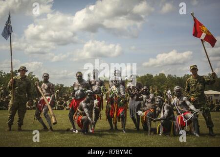 BASE DE L'armée australienne ROBORTSON BARRACKS, Australie - l'armée américaine et de la masse des soldats de la Force d'autodéfense japonaise posent pour une photo avec les artistes australiens autochtones après une cérémonie de bienvenue à l'autre le 16 mai 2017. Les deux services pourront rejoindre les Marines américains avec une force de rotation Maritime Darwin et les soldats avec la Force de défense australienne en participant à l'exercice Southern Jackaroo, qui est conçu pour améliorer la préparation, l'interopérabilité et le partenariat entre tous les services. Banque D'Images