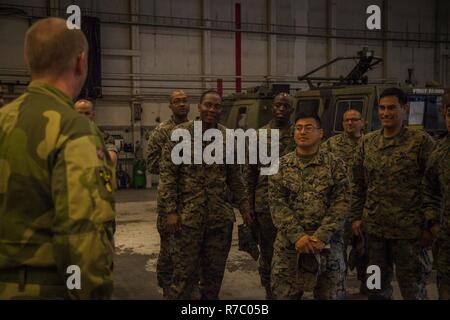 Le Major norvégien Geir Ove Malvik, gauche, avec le soutien de la nation hôte, bataillon de marines des États-Unis donne une visite d'un hangar à Vaernes, la Norvège, le 11 mai 2017. Le soutien de la nation hôte bataillon est une unité de l'Armée norvégienne qui fournit une assistance logistique aux programmes de prépositionnement du Corps des Marines de la Norvège (MCPP-N). MCPP-N améliore la capacité d'intervention opérationnelle dans la défense d'alliés de l'OTAN. Banque D'Images