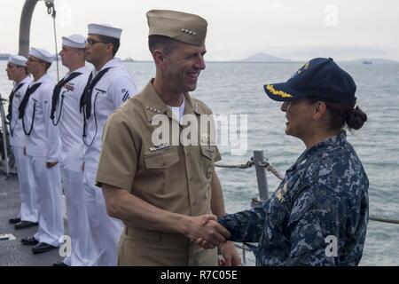 Mer de Chine du Sud (15 mai 2017) Chef des opérations navales, Adm. John Richardson, est accueilli à bord de la classe Arleigh Burke destroyer lance-missiles USS Sterett (DDG 104) par Sterett, Commandant de la Corvette. Claudine Caluori, au cours de l'Sterett anchorage au large de Singapour. Sterett se joindront à 26 autres navires de 18 marines militaires à l'Exposition internationale de la Défense maritime 2017 (IMDEX-17) afin de promouvoir le dialogue, la stabilité et la coopération en matière de sécurité tout au long de l'Indo-Asia-région du Pacifique. Sterett fait partie du groupe d'action de Surface Sterett-Dewey et est le troisième déploiement groupe opérant en vertu de la c Banque D'Images