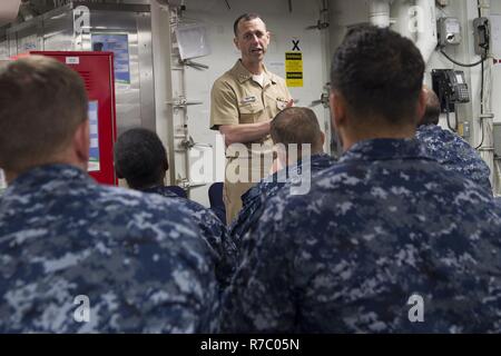 Mer de Chine du Sud (15 mai 2017) Chef des opérations navales, Adm. John Richardson, parle aux marins à bord de la classe Arleigh Burke destroyer lance-missiles USS Sterett (DDG 104) pendant l'Sterett mouillage au large de la côte de Singapour. Sterett se joindront à 26 autres navires de 18 marines militaires à l'Exposition internationale de la Défense maritime 2017 (IMDEX-17) afin de promouvoir le dialogue, la stabilité et la coopération en matière de sécurité tout au long de l'Indo-Asia-région du Pacifique. Sterett fait partie du groupe d'action de Surface Sterett-Dewey et est le troisième déploiement groupe opérant sous le commandement et le contrôle construire appelée 3e Flotte Forwa Banque D'Images