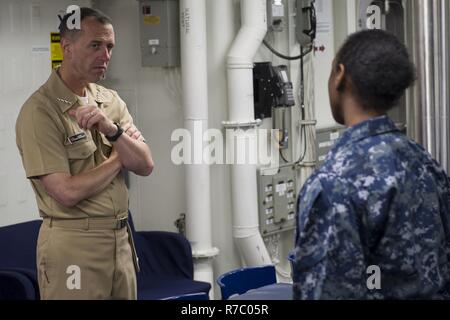 Mer de Chine du Sud (15 mai 2017) Chef des opérations navales, Adm. John Richardson, écoute une question au cours de sa visite aux marins à bord de la classe Arleigh Burke destroyer lance-missiles USS Sterett (DDG 104) pendant l'Sterett mouillage au large de la côte de Singapour. Sterett se joindront à 26 autres navires de 18 marines militaires à l'Exposition internationale de la Défense maritime 2017 (IMDEX-17) afin de promouvoir le dialogue, la stabilité et la coopération en matière de sécurité tout au long de l'Indo-Asia-région du Pacifique. Sterett fait partie du groupe d'action de Surface Sterett-Dewey et est le troisième déploiement groupe opérant sous le commandement et le contrôle Banque D'Images