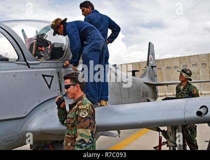 Un Afghan Air Force A-29 Super Tucano responsable permet d'alimenter l'appareil en utilisant l'équipement de servitude au sol à Kaboul, de l'Escadre aérienne de l'Afghanistan, le 16 mai 2017. L'AAF A-29 maintenance commencent leur formation en assistant à la Defense Language Institute pour six mois de cours d'anglais suivi de l'International Air Force Academy à San Antonio, au Texas, pour apprendre les bases de l'entretien des aéronefs, puis à Moody Air Force Base, Ga., d'environ 9 mois pour suivre une formation spécifique à l'A-29. Des conseillers de la former, conseiller, aider (Command-Air TAAC-Air) et les entrepreneurs civils travaillent avec le m Banque D'Images