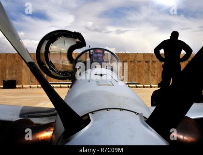 Un Afghan Air Force A-29 Super Tucano préposés à effectuer des vérifications de l'avionique à bord de l'appareil à l'Escadre aérienne de Kaboul, Afghanistan, le 16 mai 2017. L'AAF A-29 maintenance commencent leur formation en assistant à la Defense Language Institute pour six mois de cours d'anglais suivi de l'International Air Force Academy à San Antonio, au Texas, pour apprendre les bases de l'entretien des aéronefs, puis à Moody Air Force Base, Ga., d'environ 9 mois pour suivre une formation spécifique à l'A-29. Des conseillers de la former, conseiller, aider (Command-Air TAAC-Air) et les entrepreneurs civils travaillent avec les équipes de maintenance en Afg Banque D'Images