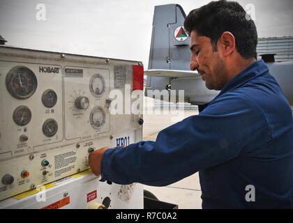 Un Afghan Air Force A-29 Super Tucano responsable permet d'alimenter l'appareil en utilisant l'équipement de servitude au sol à Kaboul, de l'Escadre aérienne de l'Afghanistan, le 16 mai 2017. L'AAF A-29 maintenance commencent leur formation en assistant à la Defense Language Institute pour six mois de cours d'anglais suivi de l'International Air Force Academy à San Antonio, au Texas, pour apprendre les bases de l'entretien des aéronefs, puis à Moody Air Force Base, Ga., d'environ 9 mois pour suivre une formation spécifique à l'A-29. Des conseillers de la former, conseiller, aider (Command-Air TAAC-Air) et les entrepreneurs civils travaillent avec le m Banque D'Images