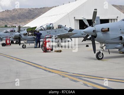 Un Afghan Air Force A-29 Super Tucano responsable effectuer la maintenance de routine à bord de l'appareil à l'Escadre aérienne de Kaboul, Afghanistan, le 16 mai 2017. L'AAF A-29 maintenance commencent leur formation en assistant à la Defense Language Institute pour six mois de cours d'anglais suivi de l'International Air Force Academy à San Antonio, au Texas, pour apprendre les bases de l'entretien des aéronefs, puis à Moody Air Force Base, Ga., d'environ 9 mois pour suivre une formation spécifique à l'A-29. Des conseillers de la former, conseiller, aider (Command-Air TAAC-Air) et les entrepreneurs civils travaillent avec les équipes de maintenance en Banque D'Images