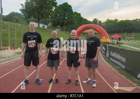 De gauche, de l'Administration centrale et les chefs de bataillon de service, le sergent du Corps des Marines des États-Unis. Le major Thomas Johnson, sergent-major, le colonel Todd Oneto, commandant du 1er Sgt. Joseph Sorgie, premier sergent, et Marine Corps Base Quantico (RCM) Chef de cabinet, le Colonel Robert Boucher, posent pour une photo après le Centenaire Quantico 100, qui s'est tenue au stade de majordome de la MCB Quantico, en Virginie, le 29 avril 2017. Les Marines américains, leurs familles, et Marine Corps Marathon (MCM) passionnés de course, a participé à la Quantico 100, un défi d'exécution de 100 minutes d'accumuler autant de kilomètres que possible, y compris une con post-événement Banque D'Images