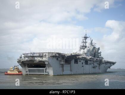 SAN DIEGO (15 mai 2017) navire d'assaut amphibie USS Makin Island (DG 8) transits la baie de San Diego en préparation pour tirer dans le port. L'île de Makin, produit phare de l'île de Makin groupe amphibie, est de revenir à son port d'attache de San Diego après un déploiement de sept mois dans le Pacifique, au Moyen-Orient, et la corne de l'Afrique. Banque D'Images