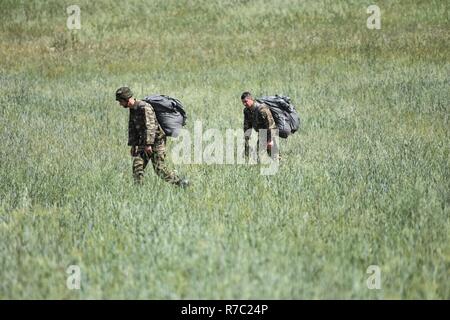 Les soldats du 1er Bataillon du ciel, 503e Régiment d'infanterie, 173e Brigade aéroportée et de parachutistes de la 1ère Brigade Commando parachutiste de l'armée grecque, exécuter une opération aéroportée, 12 mai 2017 à Thessalonique en Grèce dans le cadre de l'exercice Bayonet Minotaure. 2017.Bayonet-Minotaur est un exercice d'entraînement bilatéral entre des soldats américains affectés à la 173e Brigade aéroportée et les Forces armées grecques, axée sur l'amélioration des normes opérationnelles de l'OTAN et de développer les compétences techniques. Banque D'Images