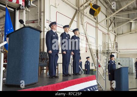Le lieutenant-Colonel Nathan McClure prend le commandement du 1er Escadron de soutien des opérations spéciales du lieutenant-colonel Michael Thomas au cours d'une cérémonie de passation de commandement à Hurlburt Field, en Floride, le 15 mai 2017. Banque D'Images