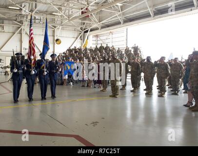 Le lieutenant-Colonel Nathan McClure prend le commandement du 1er Escadron de soutien des opérations spéciales du lieutenant-colonel Michael Thomas au cours d'une cérémonie de passation de commandement à Hurlburt Field, en Floride, le 15 mai 2017. Banque D'Images