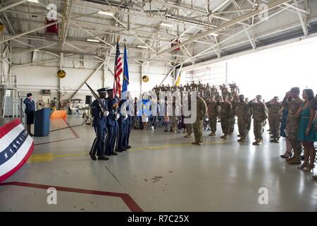 Le lieutenant-Colonel Nathan McClure prend le commandement du 1er Escadron de soutien des opérations spéciales du lieutenant-colonel Michael Thomas au cours d'une cérémonie de passation de commandement à Hurlburt Field, en Floride, le 15 mai 2017. Banque D'Images