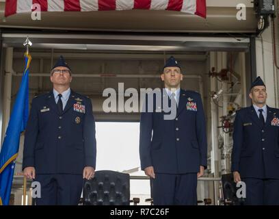 Le lieutenant-Colonel Nathan McClure prend le commandement du 1er Escadron de soutien des opérations spéciales du lieutenant-colonel Michael Thomas au cours d'une cérémonie de passation de commandement à Hurlburt Field, en Floride, le 15 mai 2017. Banque D'Images