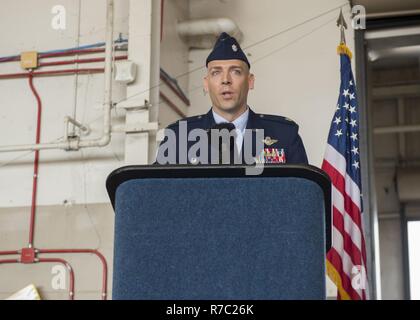 Le lieutenant-Colonel Nathan McClure prend le commandement du 1er Escadron de soutien des opérations spéciales du lieutenant-colonel Michael Thomas au cours d'une cérémonie de passation de commandement à Hurlburt Field, en Floride, le 15 mai 2017. Banque D'Images