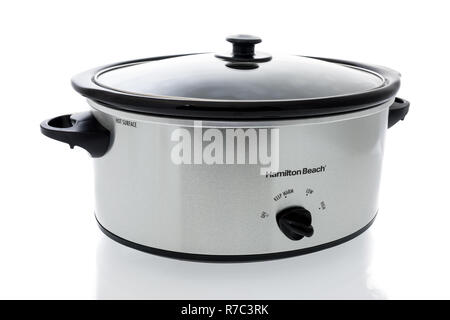 Winneconne, WI - 18 novembre 2018 : une cocotte mijoteuse Hamilton Beach sur une base isolée. Banque D'Images