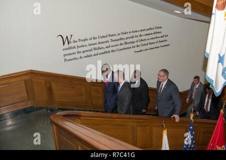 Le Secrétaire de la Défense Jim Mattis et sous-secrétaire de la Défense Bob Travailler rencontrer le ministre de la défense de l'Angola Joao Lourenco au Pentagone à Washington, D.C., le 17 mai 2017. (DOD Banque D'Images