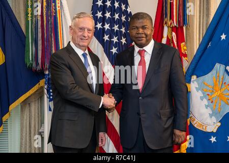 Le Secrétaire de la Défense Jim Mattis rencontre le ministre de la défense de l'Angola Joao Lourenco au Pentagone à Washington, D.C., le 17 mai 2017. (DOD Banque D'Images