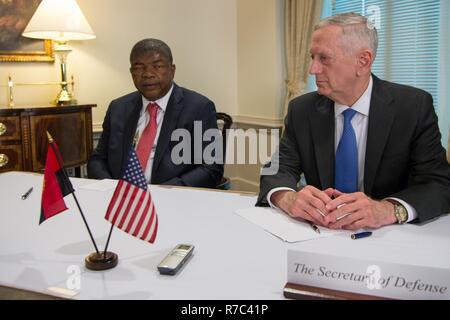 Le Secrétaire de la Défense Jim Mattis rencontre le ministre de la défense de l'Angola Joao Lourenco au Pentagone à Washington, D.C., le 17 mai 2017. (DOD Banque D'Images