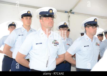 Le maître de deuxième classe Matthieu Siegel, maîtres d'un officier de garde-côte à bord d'Escanaba, mercredi, 17 mai 2017, à Boston, MA. Vice-amiral. Karl Schultz, commandant de la zone atlantique a présidé la cérémonie de passation de commandement militaire. La Garde côtière américaine Banque D'Images