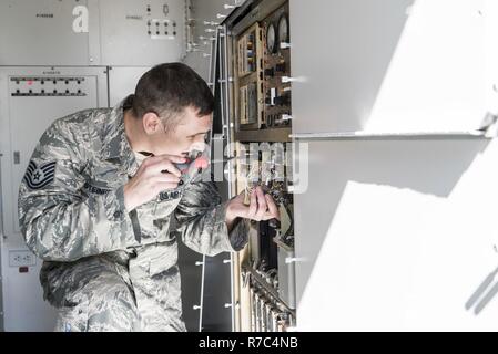 Tech. Le Sgt. Aaron Steinberg, 266e Escadron de radar au sol de gamme technicien, installe un bloc d'alimentation sur le système d'émetteur menace multiples au Mountain Home Air Force Base Éventail complexe dans New York le 9 mai 2017. L'alimentation de 20 000 $ a été rompu et s'est dirigé vers la poubelle, mais la Force aérienne de l'équipe du Programme d'amélioration de la réparation a réussi à fixer la partie en remplaçant une résistance de 5 $. Banque D'Images