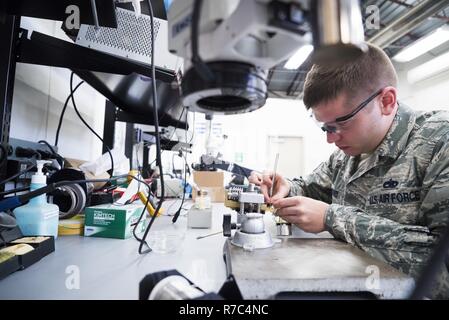 Le s.. Zachary Dowd, le programme d'amélioration de la réparation de l'Armée de l'air Technicien de la carte du circuit, remplace une résistance sur un bloc d'alimentation à Mountain Home Air Force Base, Ohio, le 8 mai 2017. L'équipe de quatre personnes AFREP enregistré le Air Force un total de 1,3 millions de dollars en 2016, et est en voie d'économiser 2,5 millions de dollars en 2017, entre les économies de coûts et l'évitement des coûts. Banque D'Images