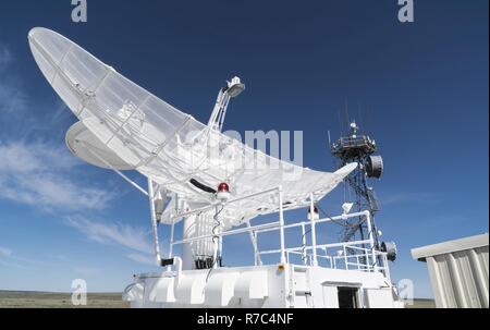 Le plat pour le 266e Escadron, gamme menace multiples système émetteur brille dans le soleil du matin à la Mountain Home Air Force Base Éventail complexe dans New York le 9 mai 2017. Le système peut simuler 65 différents types de menaces au sol pour aider à former les équipages d'air grâce à des scénarios qui ressemblent à du vrai menaces ennemies les équipages peuvent être confrontés. Banque D'Images
