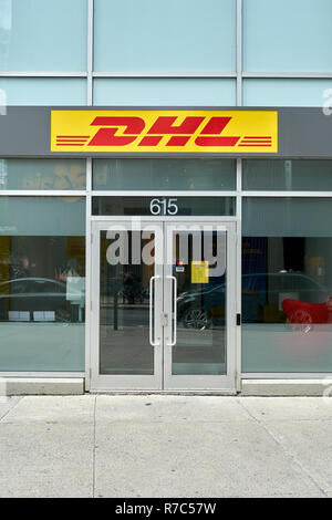 Montréal, Canada - 4 octobre 2018 : bureau DHL et signe. DHL est une entreprise allemande de logistique fournissant, courrier international, de colis et courrier express s Banque D'Images