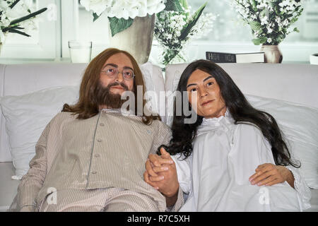 Montréal, Canada - le 23 septembre 2018 : John Lennon et Yoko Ono dans le lit. Musée de Cire Grévin à Montréal, Québec, Canada Banque D'Images
