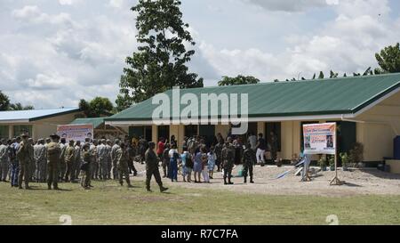 Les membres du Service avec les Forces armées de l'armée américaine, des Philippines et de défense australiennes assister à une cérémonie d'un projet d'assistance civique d'ingénierie à l'appui de Balikatan 2017 à Margen Elementary School à Ormoc City, Leyte, le 18 mai 2017. Balikatan est un américain annuel-exercice militaire bilatérale des Philippines a porté sur une grande variété de missions, y compris l'assistance humanitaire et les secours en cas de catastrophe, la lutte contre le terrorisme, et d'autres opérations militaires conjointes. Banque D'Images